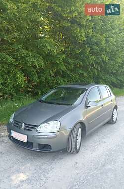 Хэтчбек Volkswagen Golf 2005 в 
