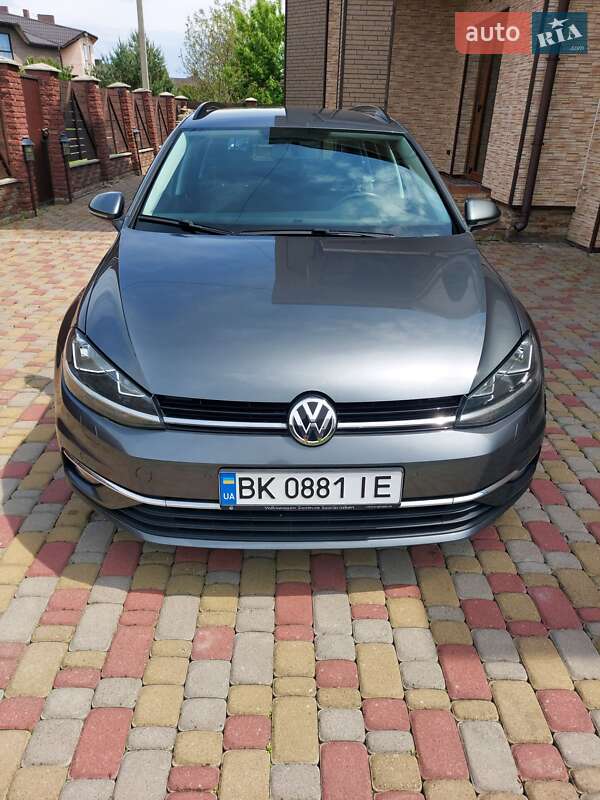 Універсал Volkswagen Golf 2017 в Рівному