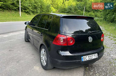 Хэтчбек Volkswagen Golf 2004 в 