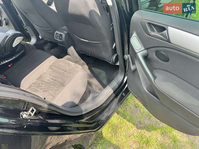 Хэтчбек Volkswagen Golf 2010 в Турийске