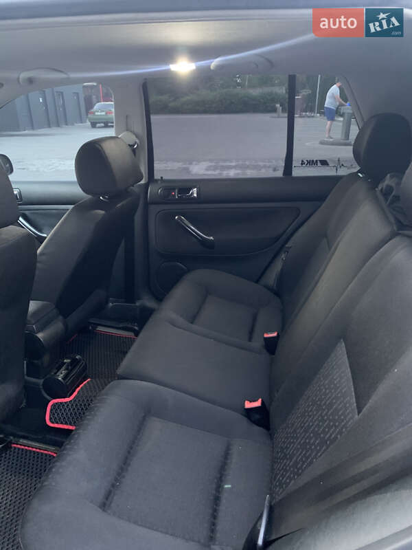 Хэтчбек Volkswagen Golf 2002 в Надворной