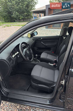 Хэтчбек Volkswagen Golf 2000 в 