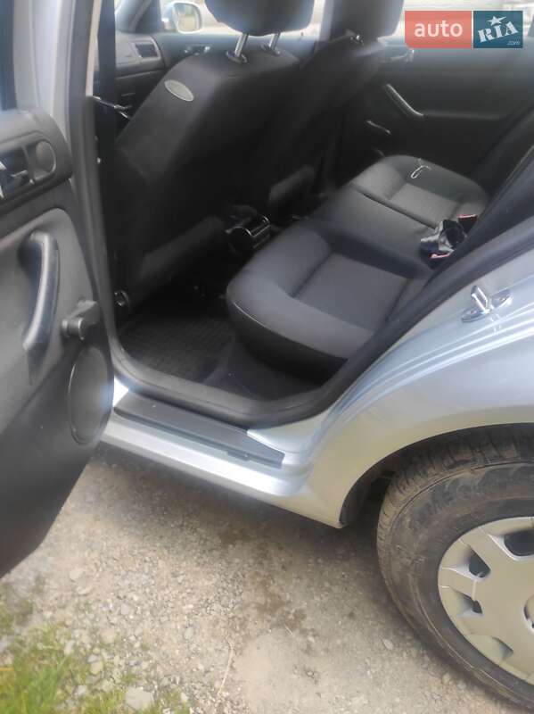 Хэтчбек Volkswagen Golf 2002 в Надворной