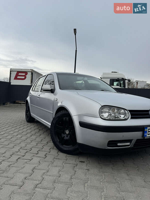 Хэтчбек Volkswagen Golf 2000 в 