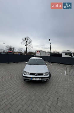 Хэтчбек Volkswagen Golf 2000 в 