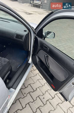 Хэтчбек Volkswagen Golf 2000 в 
