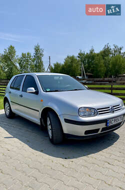 Хэтчбек Volkswagen Golf 2000 в 
