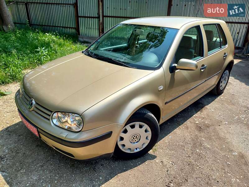 Хэтчбек Volkswagen Golf 2001 в 
