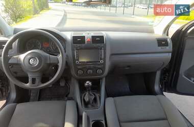 Хэтчбек Volkswagen Golf 2004 в 