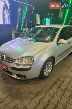 Хэтчбек Volkswagen Golf 2005 в 