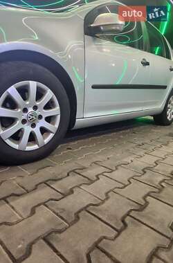 Хэтчбек Volkswagen Golf 2005 в 