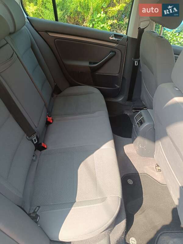 Хетчбек Volkswagen Golf 2004 в Городку