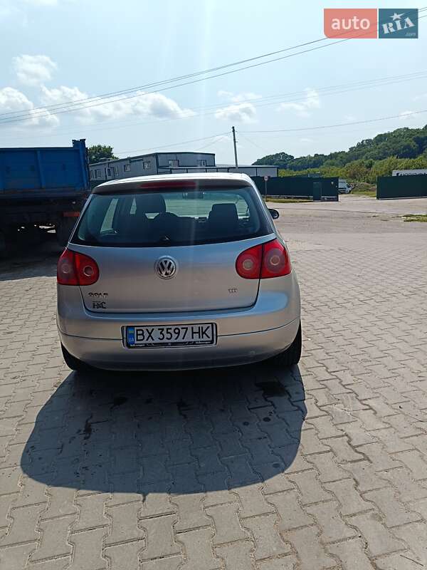 Хетчбек Volkswagen Golf 2004 в Городку