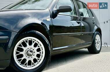 Хэтчбек Volkswagen Golf 2000 в 