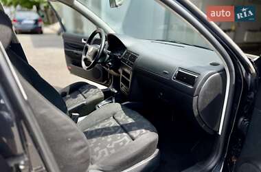 Хэтчбек Volkswagen Golf 2000 в 