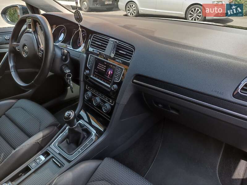 Универсал Volkswagen Golf 2015 в Луцке