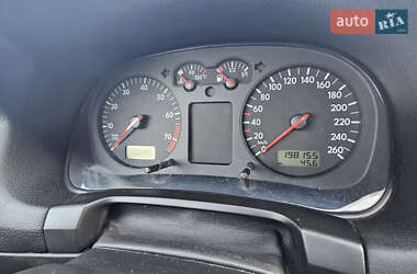 Хэтчбек Volkswagen Golf 2001 в 