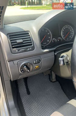 Хэтчбек Volkswagen Golf 2006 в 