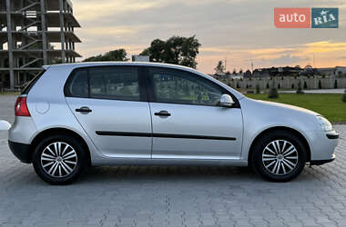 Хэтчбек Volkswagen Golf 2004 в 