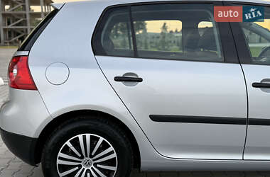 Хэтчбек Volkswagen Golf 2004 в 
