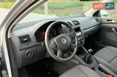 Хэтчбек Volkswagen Golf 2004 в 