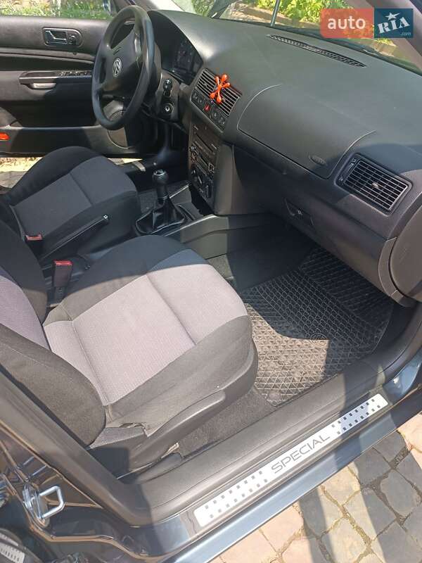 Хэтчбек Volkswagen Golf 2002 в Ильнице