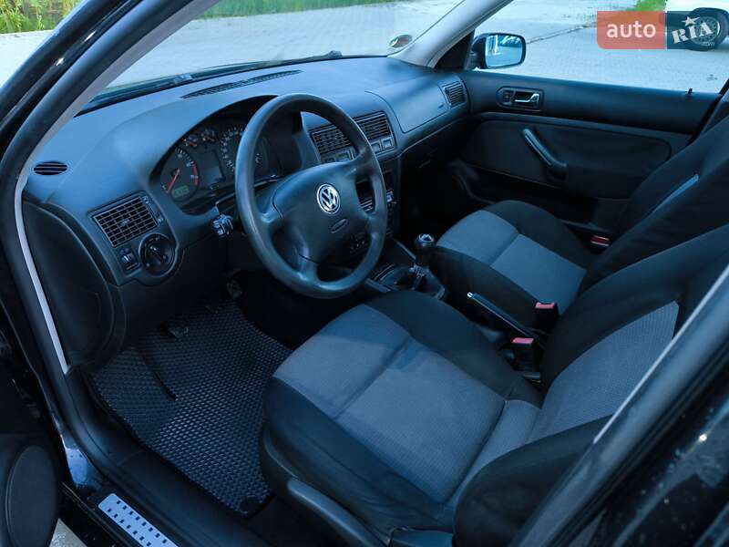 Універсал Volkswagen Golf 2002 в Чернівцях