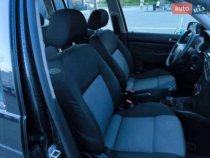 Універсал Volkswagen Golf 2002 в Чернівцях