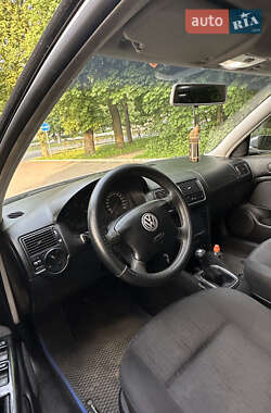 Хэтчбек Volkswagen Golf 2003 в 
