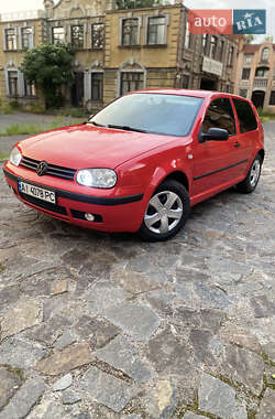 Хэтчбек Volkswagen Golf 2001 в Бузовой