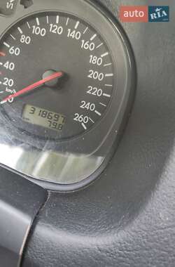 Хетчбек Volkswagen Golf 2001 в 