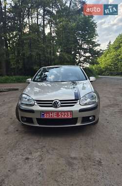 Хэтчбек Volkswagen Golf 2004 в 