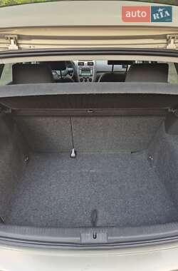 Хэтчбек Volkswagen Golf 2004 в 