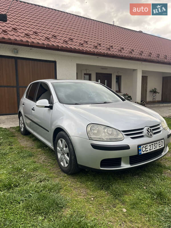 Хэтчбек Volkswagen Golf 2004 в Черновцах