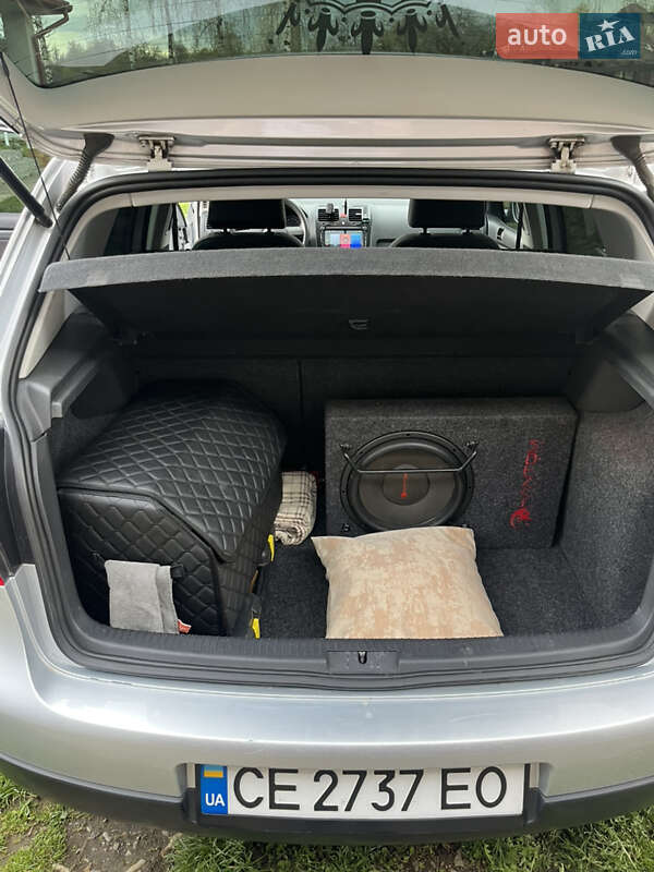 Хэтчбек Volkswagen Golf 2004 в Черновцах