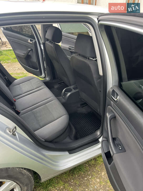 Хэтчбек Volkswagen Golf 2004 в Черновцах