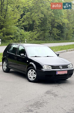 Хэтчбек Volkswagen Golf 2002 в 