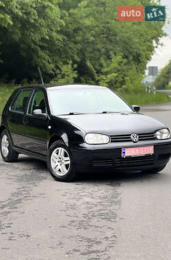 Хэтчбек Volkswagen Golf 2002 в 