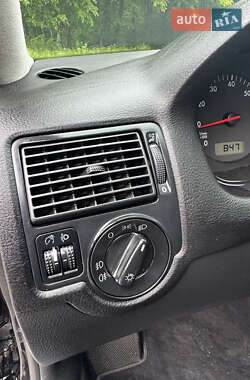 Хэтчбек Volkswagen Golf 2002 в 