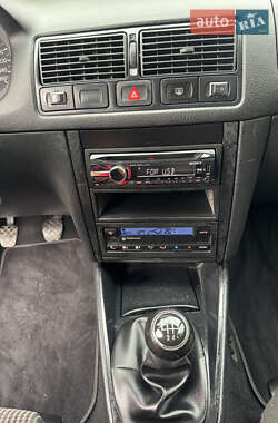 Хэтчбек Volkswagen Golf 2002 в 