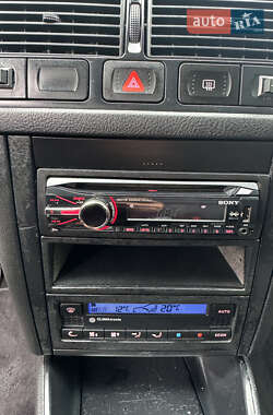Хэтчбек Volkswagen Golf 2002 в 