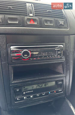 Хэтчбек Volkswagen Golf 2002 в 