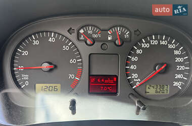 Хэтчбек Volkswagen Golf 2002 в 