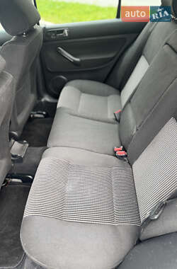Хэтчбек Volkswagen Golf 2002 в 