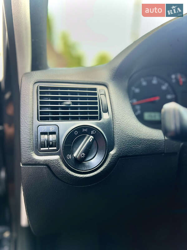 Хетчбек Volkswagen Golf 1999 в Чернівцях