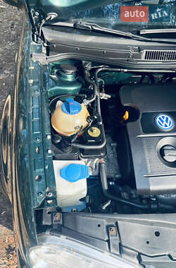 Хетчбек Volkswagen Golf 2002 в 