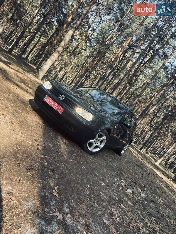 Хетчбек Volkswagen Golf 2002 в 