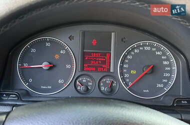Хэтчбек Volkswagen Golf 2005 в 