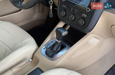 Хэтчбек Volkswagen Golf 2005 в 