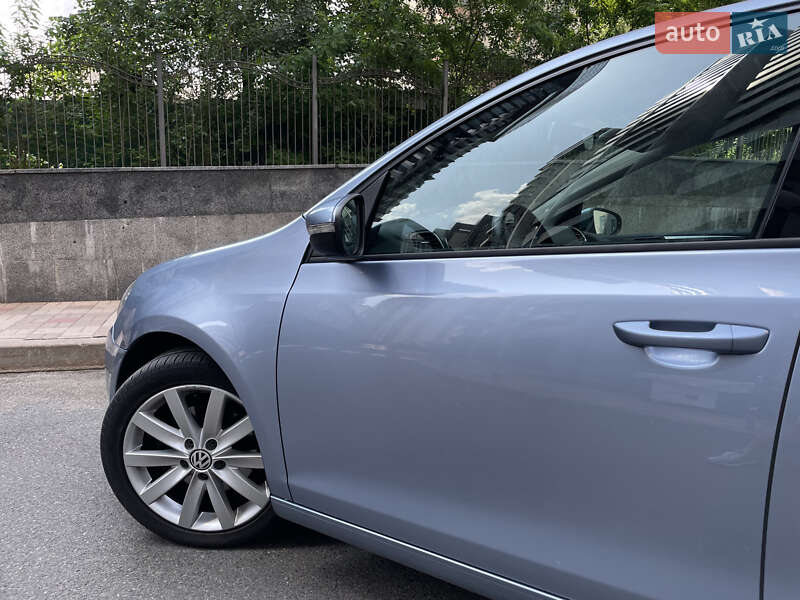 Хэтчбек Volkswagen Golf 2009 в Киеве